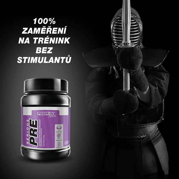 PROMIN Focus Pre - predtréningový doplnok bez stimulantov pre 100% zameranie na tréning, zobrazený vedľa kendo bojovníka v tradičnej výzbroji na tmavom pozadí.