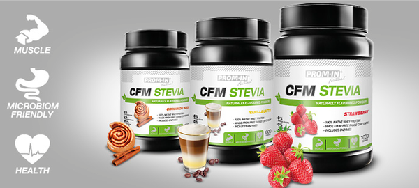 Tri proteínové doplnky CFM Stevia od Prom-In v čiernych nádobách s príchuťami škoricový závin, káva a jahoda. Produkty sú prirodzene ochutené a sladené iba steviou, bez chemických aditív. Tri kľúčové benefity zvýraznené ikonami - podpora svalov, priateľskosť k mikrobiómu a celkové zdravie. 100% native whey proteín z voľne chováných kráv s prirodzenými enzýmami. Ideálne pre zdravý fitness životný štýl s dôrazom na čistotu ingrediencií.
