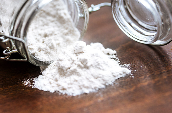 Srvátkový proteín v sklenenej nádobe.