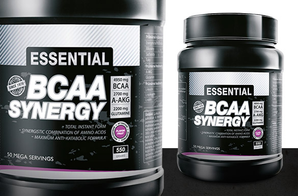Dve balenia doplnku výživy Essential BCAA Synergy v čierno-bielom dizajne. Ľavé balenie je krabica s informáciami o obsahu 4950 mg BCAA, 2500 mg L-AKG a 2200 mg L-arginine, s označením 50 mega porcií a 550g. Pravé balenie je čierna dóza so šedým vekom. Oba produkty majú logo Essential a ružové zvýraznenie niektorých detailov.