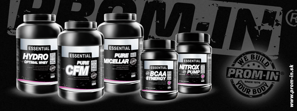 Rad piatich fitness doplnkov od značky Prom-In z Essential série na tmavom pozadí s logom značky. Produkty zahŕňajú Hydro proteín, CFM srvátku, Pure Micellar kazein, BCAA Synergy a Nitric Pump pre kompletnú podporu tréningu a regenerácie. Čierno-biela grafika s industriálnym dizajnom zdôrazňuje profesionálnu kvalitu produktov pre serious fitness nadšencov. Slogan 'We Build Your Body' podčiarkuje zameranie na budovanie svalstva a výkonnosť.