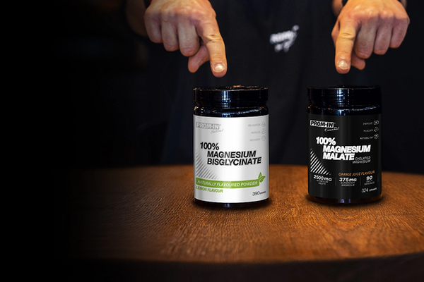 Magnézium Malát vs. Magnźium bisglycenát na čiernom pozadí.