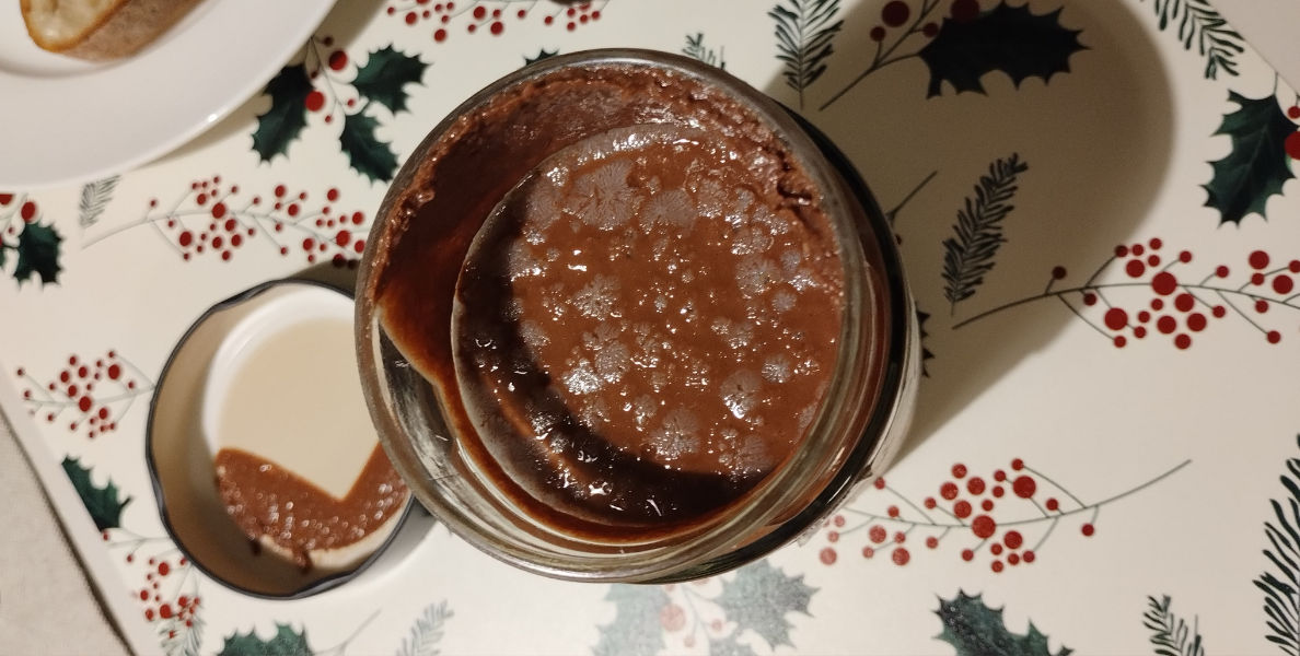 Ilustračná fotografia tukového výkvetu v čokoládovom orechovom kréme Orieshock.