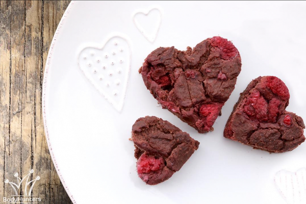 Čokoládovo-malinové srdiečka na bielom tanieri.