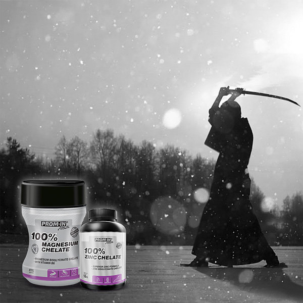 PROMIN doplnky výživy - 100% Magnesium Chelate a 100% Zinc Chelate na zimnom pozadí so siluetou športovca počas sneženia v čiernobielom štýle.